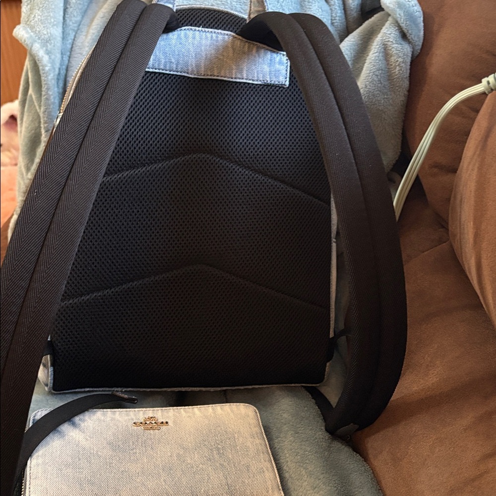 Coach in loved denim, small back pack with wallet. - Picture 4 of 10
